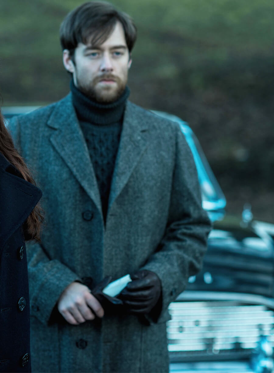 Richard Rankin Outlander S02 Roger Wakefield Grey Coat
